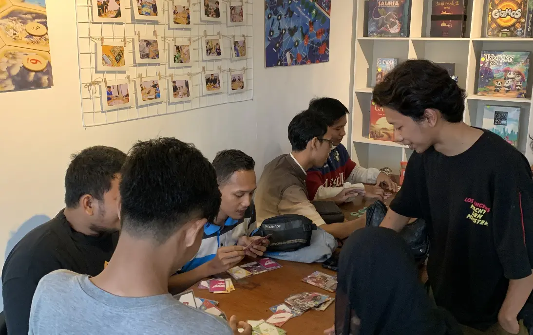 Suasana Gatherloop — pengunjung sedang main board game
